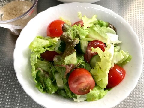 サニーレタスとトマトときゅうりの野菜サラダ